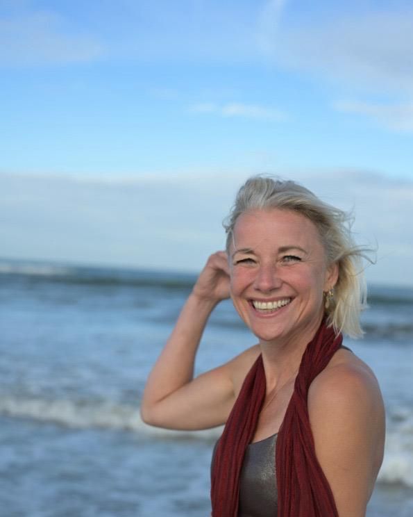 Marelde Net lachend aan zee