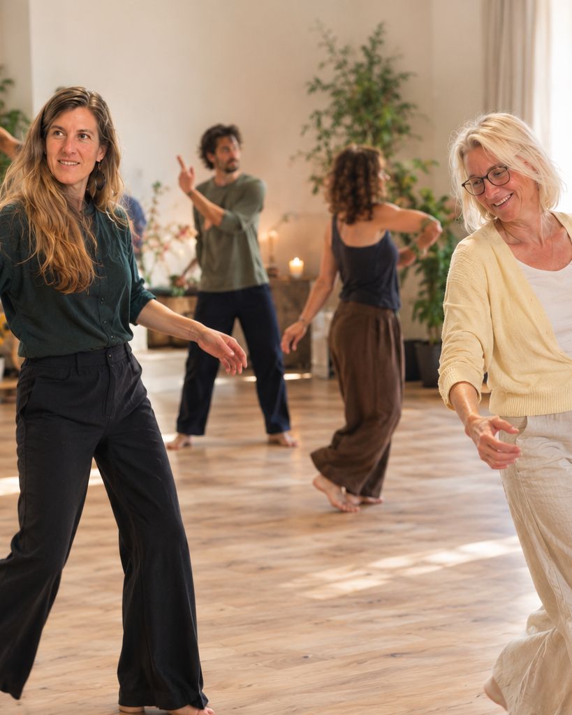 Willemien en Marelde dansen met deelnemers in een lichte zaal